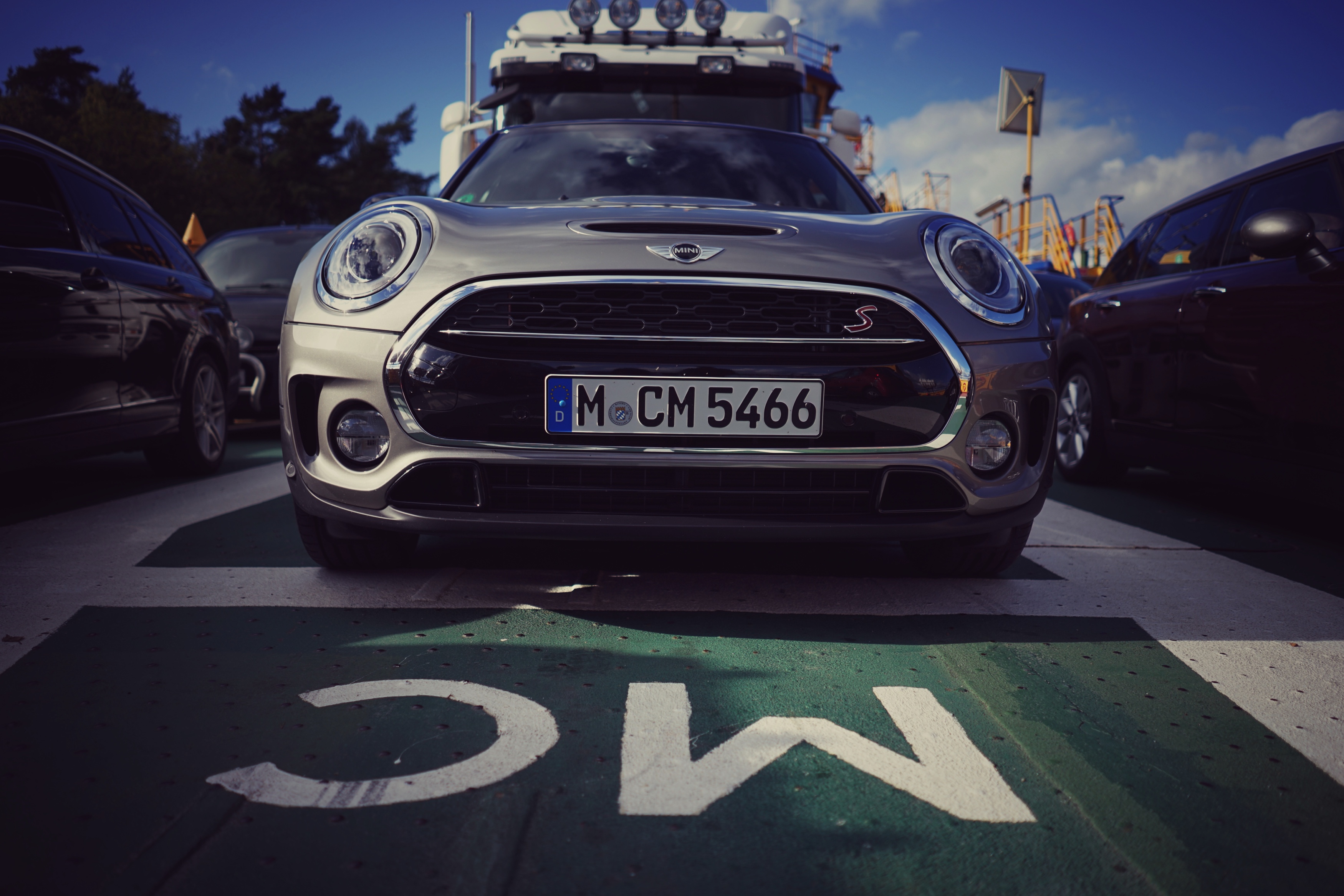 Autotest MINI Clubman: hij verloor zijn gekke deurtje, groeide serieus en werd een stuk volwassener. Wij reden de Mini Clubman Cooper S rond Stockholm. Is hij naast praktisch ook nog wel speels.