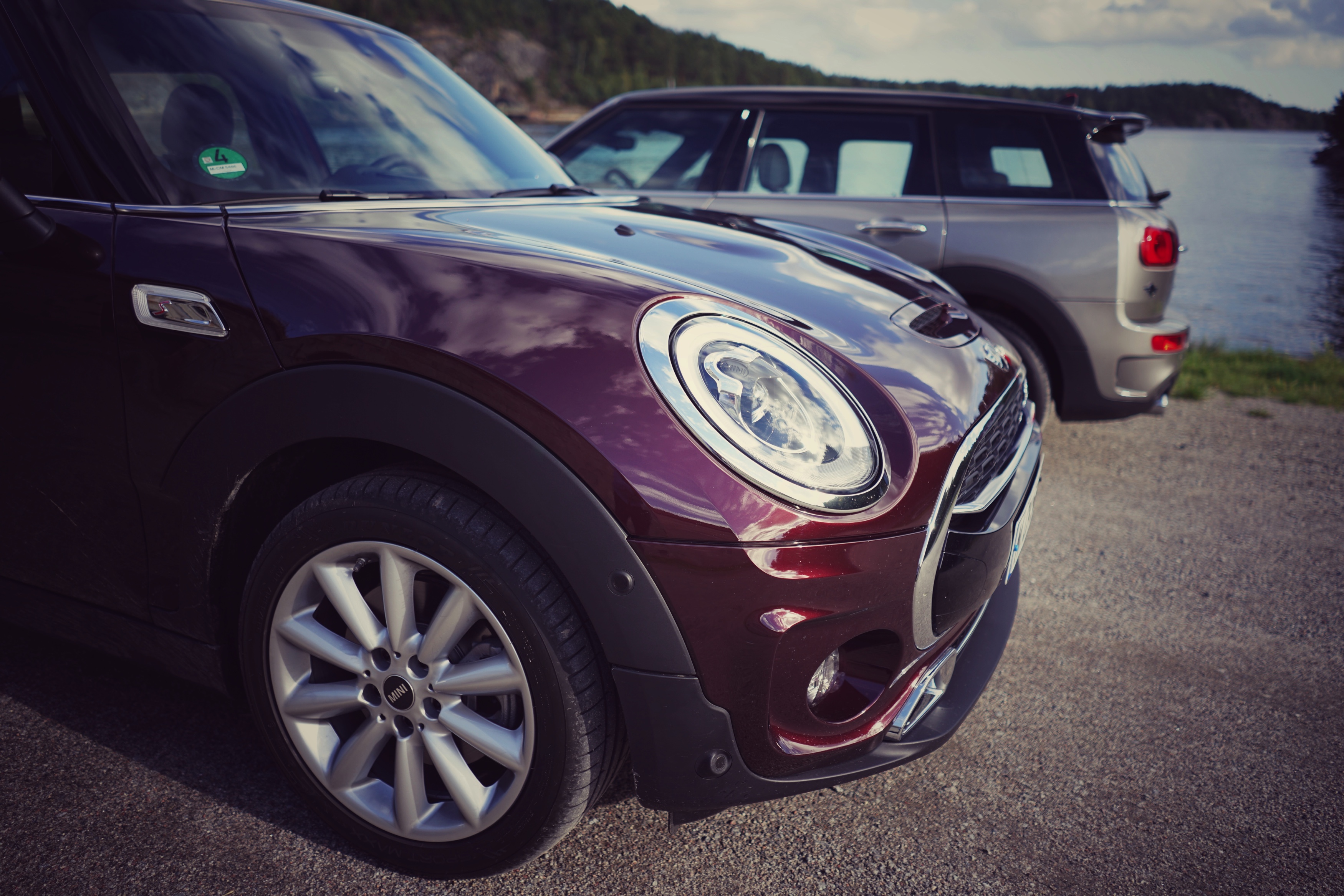 Autotest MINI Clubman: hij verloor zijn gekke deurtje, groeide serieus en werd een stuk volwassener. Wij reden de Mini Clubman Cooper S rond Stockholm. Is hij naast praktisch ook nog wel speels.