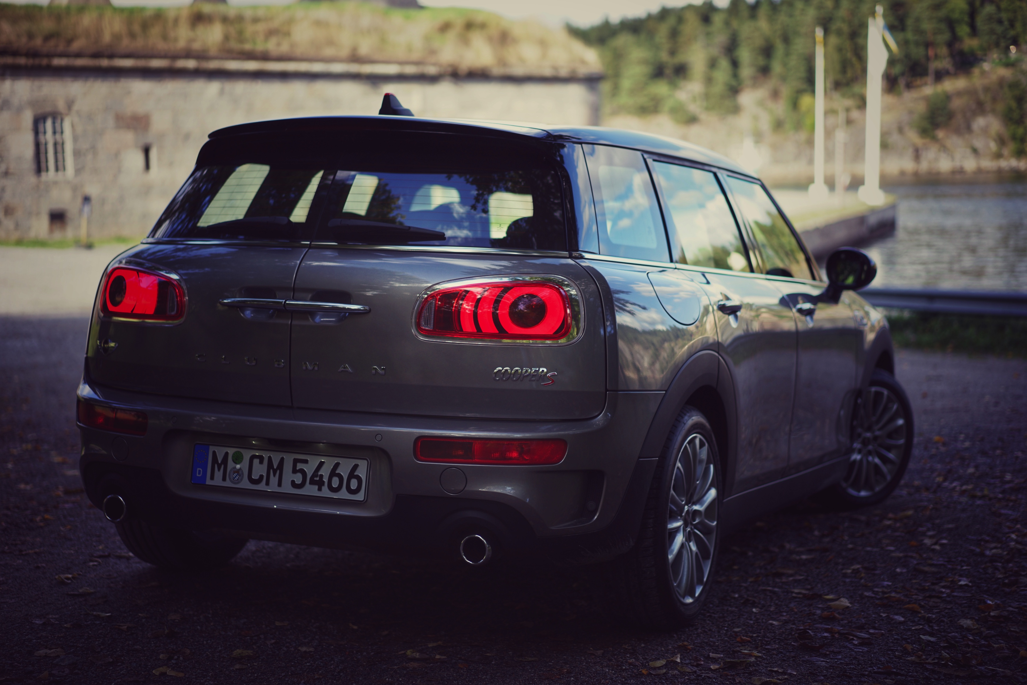 Autotest MINI Clubman: hij verloor zijn gekke deurtje, groeide serieus en werd een stuk volwassener. Wij reden de Mini Clubman Cooper S rond Stockholm. Is hij naast praktisch ook nog wel speels.