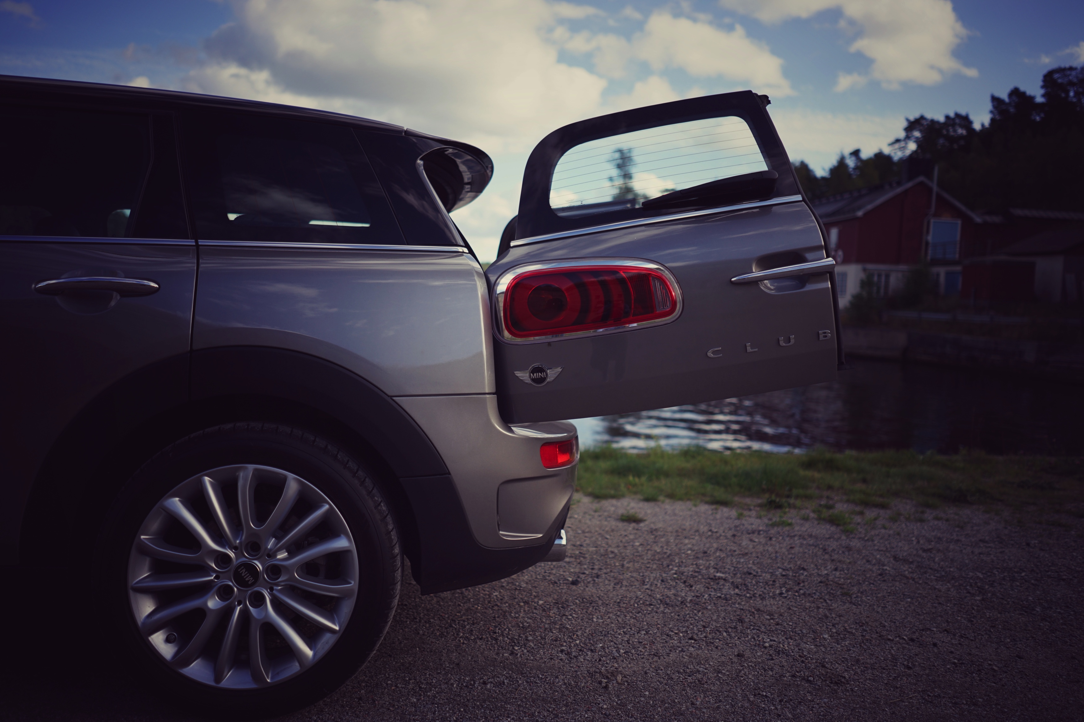 Autotest MINI Clubman: hij verloor zijn gekke deurtje, groeide serieus en werd een stuk volwassener. Wij reden de Mini Clubman Cooper S rond Stockholm. Is hij naast praktisch ook nog wel speels.