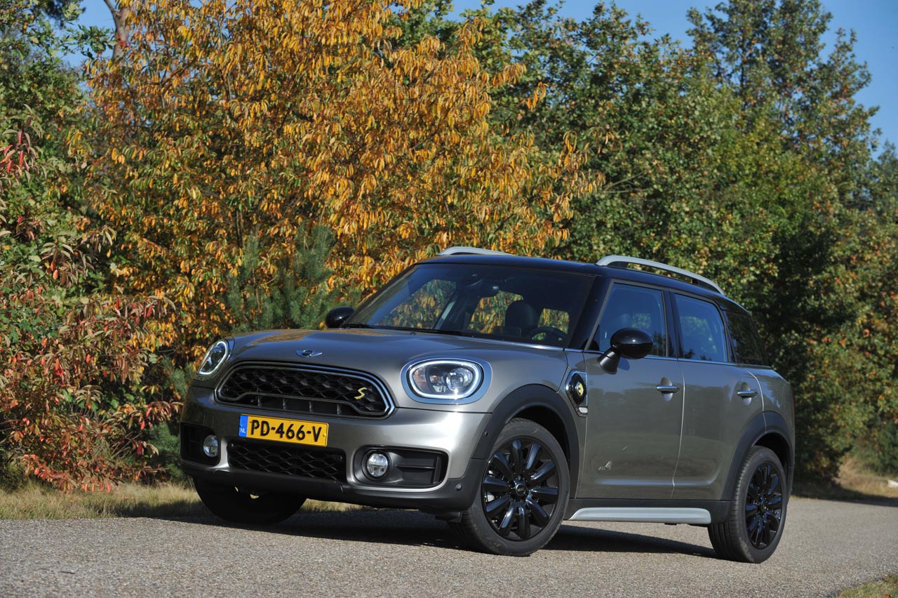 Mini breidt het programma van de Countryman uit met een plug-in hybride. AutoVandaag ging met deze zuinig bedoelde versie op stap.