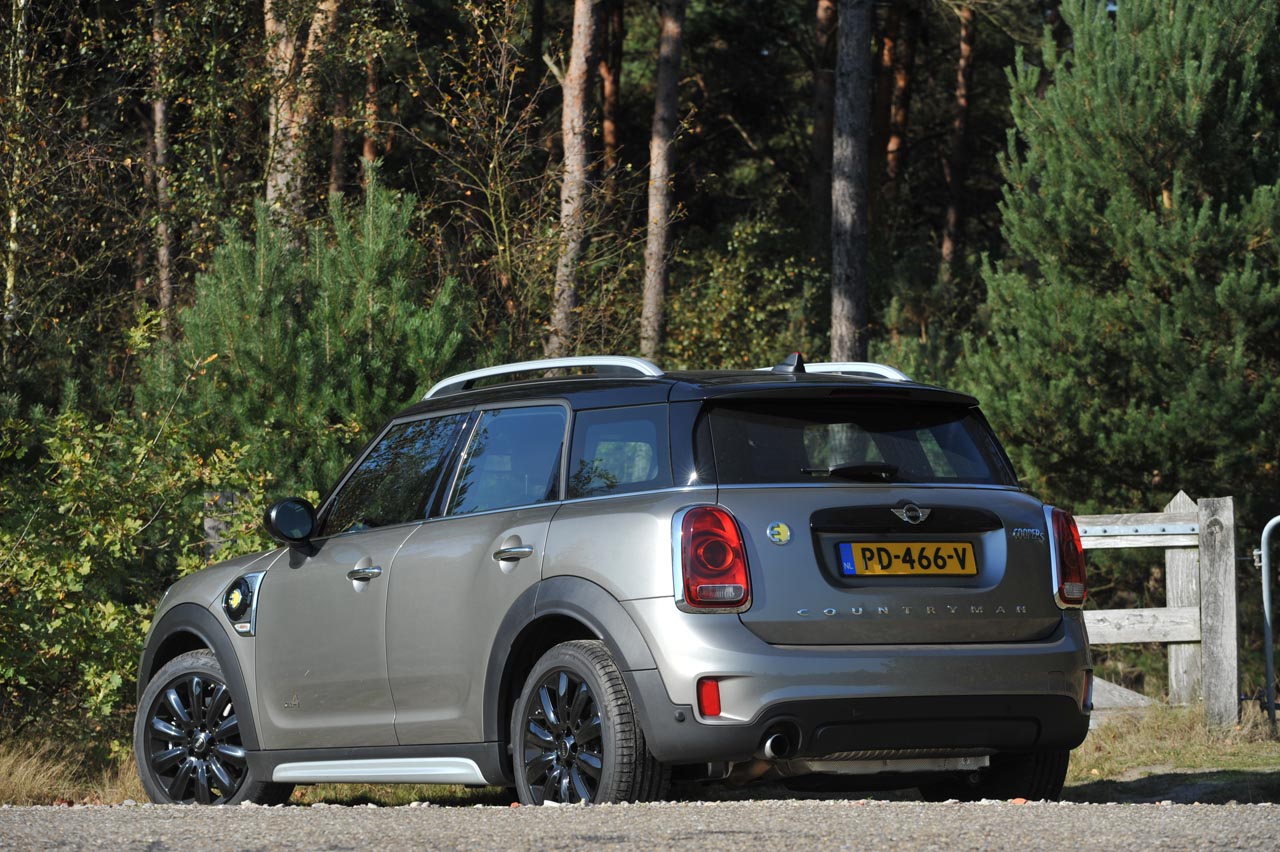 Mini breidt het programma van de Countryman uit met een plug-in hybride. AutoVandaag ging met deze zuinig bedoelde versie op stap.