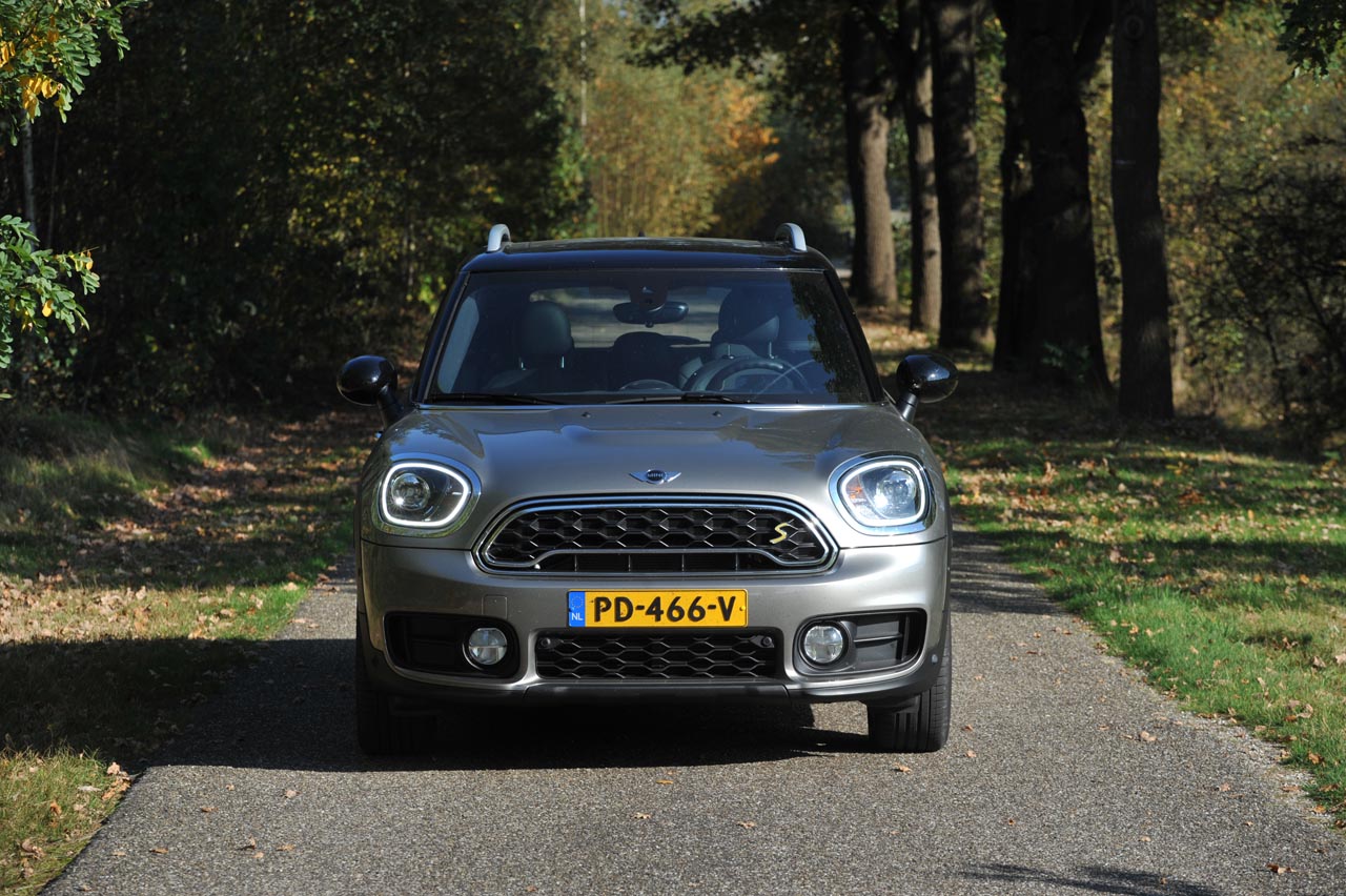 Mini breidt het programma van de Countryman uit met een plug-in hybride. AutoVandaag ging met deze zuinig bedoelde versie op stap.