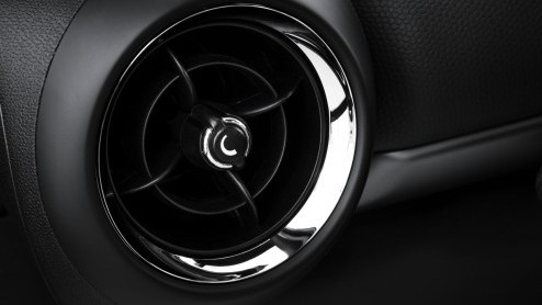 Mini heeft de Countryman in het nieuw gestoken. Volgens Mini zijn de uiterlijke wijzigingen gelukkig licht gewijzigd. Het nieuws zit hem dan ook vooral in de techniek.