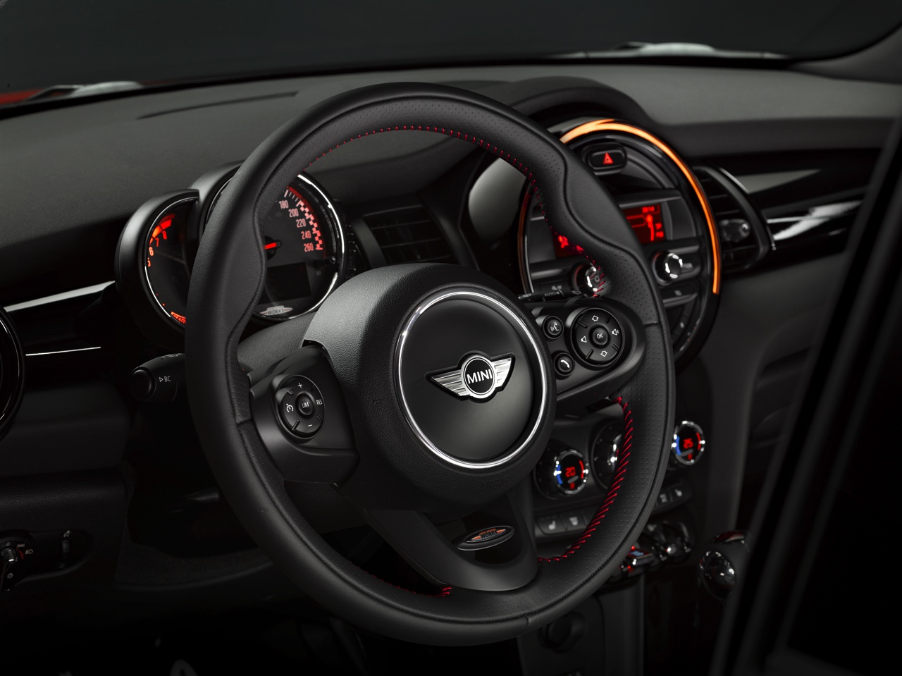 Mini introduceert voorlopig topmodel met Mini John Cooper Works 2.0 TwinPower Turbo, goed voor 231 pk. Zijn prijs is vastgesteld op 39.995 euro.