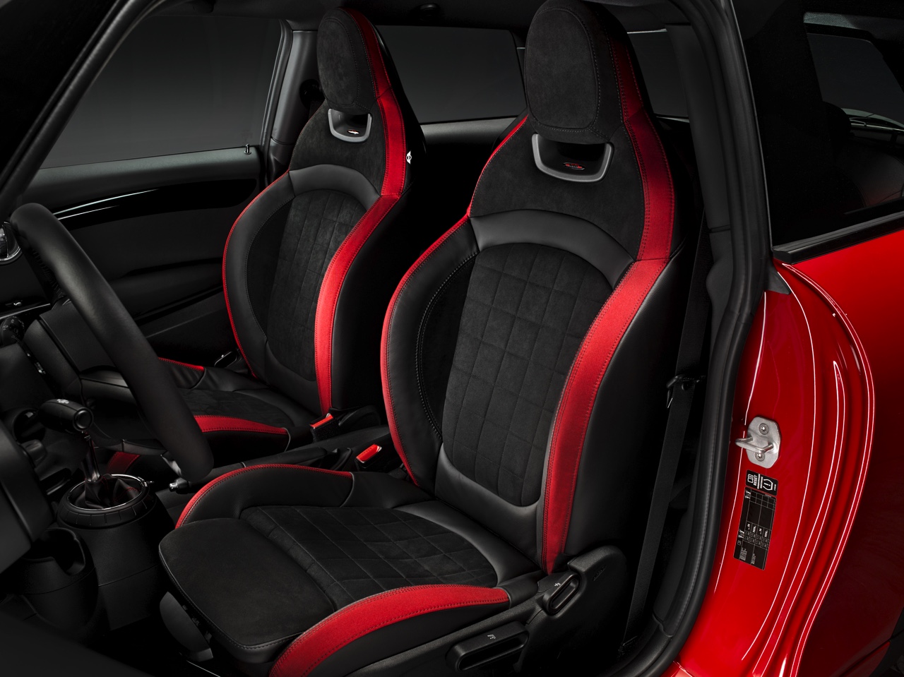 Mini introduceert voorlopig topmodel met Mini John Cooper Works 2.0 TwinPower Turbo, goed voor 231 pk. Zijn prijs is vastgesteld op 39.995 euro.