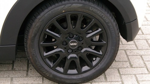 Rijtest nieuwe Mini One. De nieuwe instapper is de aan te raden versie van de geheel vernieuwde Mini, want ook zijn 1,2 liter driecilinder voldoet uitstekend.