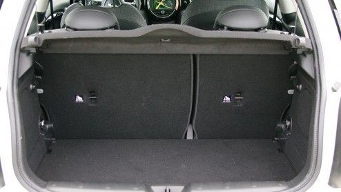 Rijtest nieuwe Mini One. De nieuwe instapper is de aan te raden versie van de geheel vernieuwde Mini, want ook zijn 1,2 liter driecilinder voldoet uitstekend.
