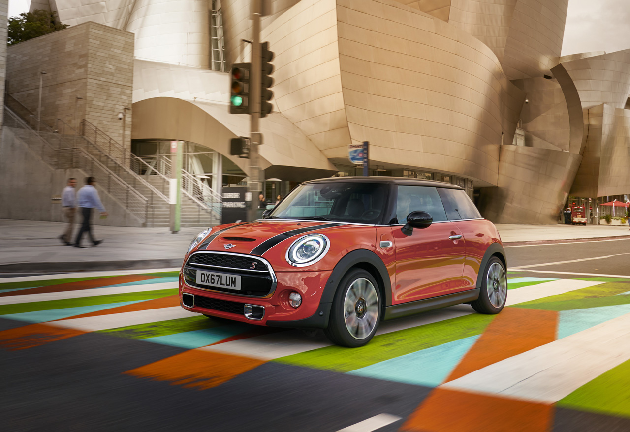 Mini voert een aantal wijzigingen door op de drie- en vijfdeurs alsmede de cabrio.