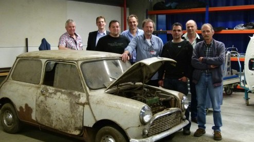 Vanaf medio volgend jaar rollen de eerste nieuwe Minis van de band bij VDL NedCar in Born. Vandaag is de 1959 Mini reBorn herboren.