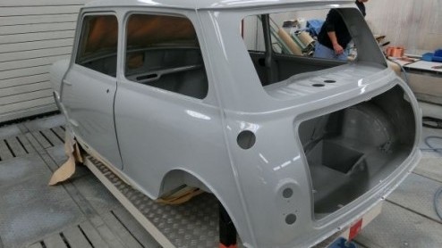 Vanaf medio volgend jaar rollen de eerste nieuwe Minis van de band bij VDL NedCar in Born. Vandaag is de 1959 Mini reBorn herboren.