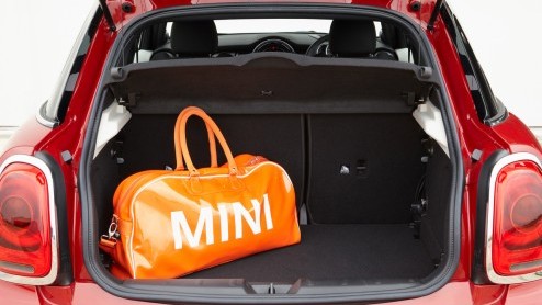De nieuwe vijfdeurs versie van de Mini is weliswaar 16 cm langer, maar biedt achterin niet erg veel ruimte mr.