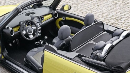 Hoewel het winterseizoen niet helemaal geschikt is, komt Mini nu, na een verkoopsucces van 164.000 exemplaren, met de nieuwe Mini Cabrio. Nieuw voor deze telg is EfficientDynamics techniek voor een la