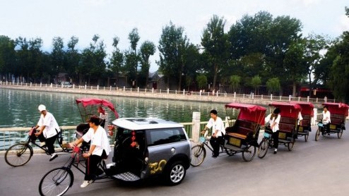 Een ludieke actie van Mini. In Peking laat het merk de Mini Riksja rondrijden. Althans, de voor bewoners en bezoekers ingezette rijdersauto wordt aangedreven door spierkracht!