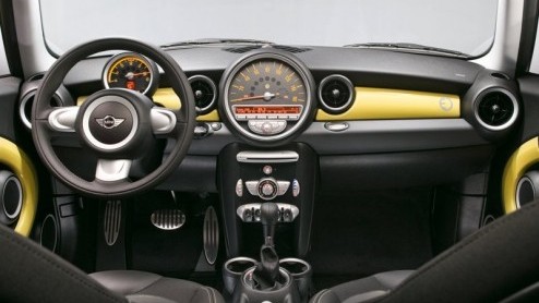 Terwijl de crossover-versie van de Mini nog in het geniep rondrijdt, ziet een andere bijzondere Mini al wel het levenslicht. Op de Los Angeles Motorshow presenteert het merk de Mini E, die geen verbra