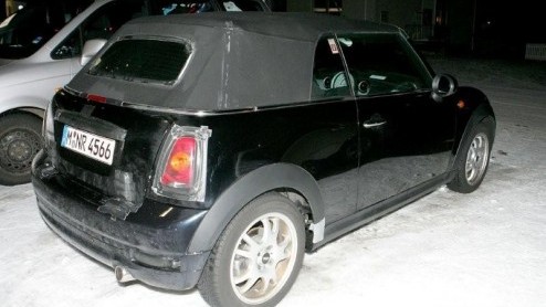 De nieuwe Mini is razend populair. Het nieuwste model groeide een paar centimeter en ook hebben we al kennis kunnen maken me de grotere Clubman. Deze retrotopper is ook als Cabriolet leverbaar en onze