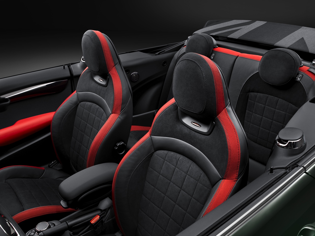 Autotest Mini John Cooper Works Cabrio. We rijden de snelste Mini in luchtige vorm naar de International Mini Meeting 2016 in Lommel. Snel uit en thuis, maximaal rijplezier.