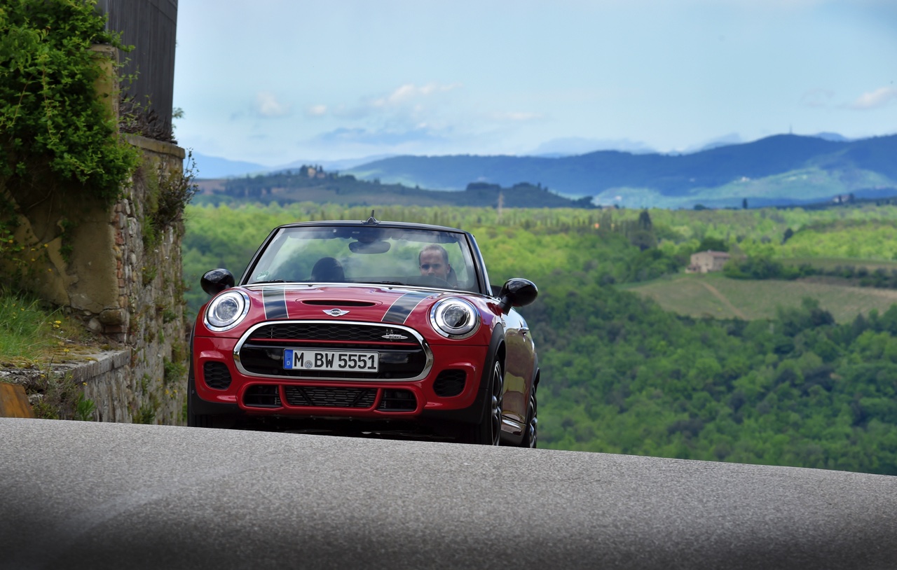 Autotest Mini John Cooper Works Cabrio. We rijden de snelste Mini in luchtige vorm naar de International Mini Meeting 2016 in Lommel. Snel uit en thuis, maximaal rijplezier.