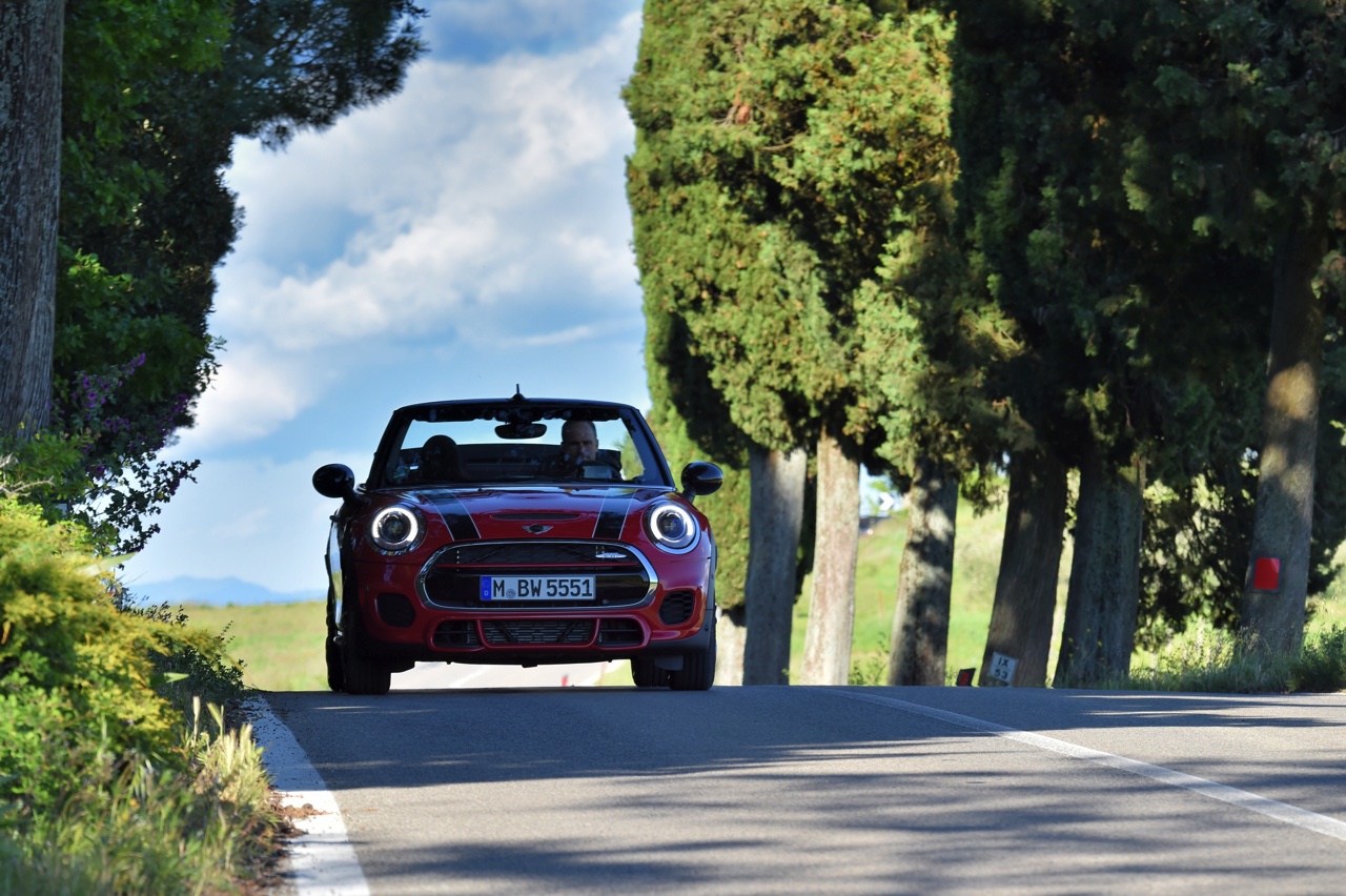 Autotest Mini John Cooper Works Cabrio. We rijden de snelste Mini in luchtige vorm naar de International Mini Meeting 2016 in Lommel. Snel uit en thuis, maximaal rijplezier.