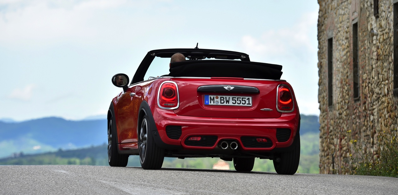 Autotest Mini John Cooper Works Cabrio. We rijden de snelste Mini in luchtige vorm naar de International Mini Meeting 2016 in Lommel. Snel uit en thuis, maximaal rijplezier.