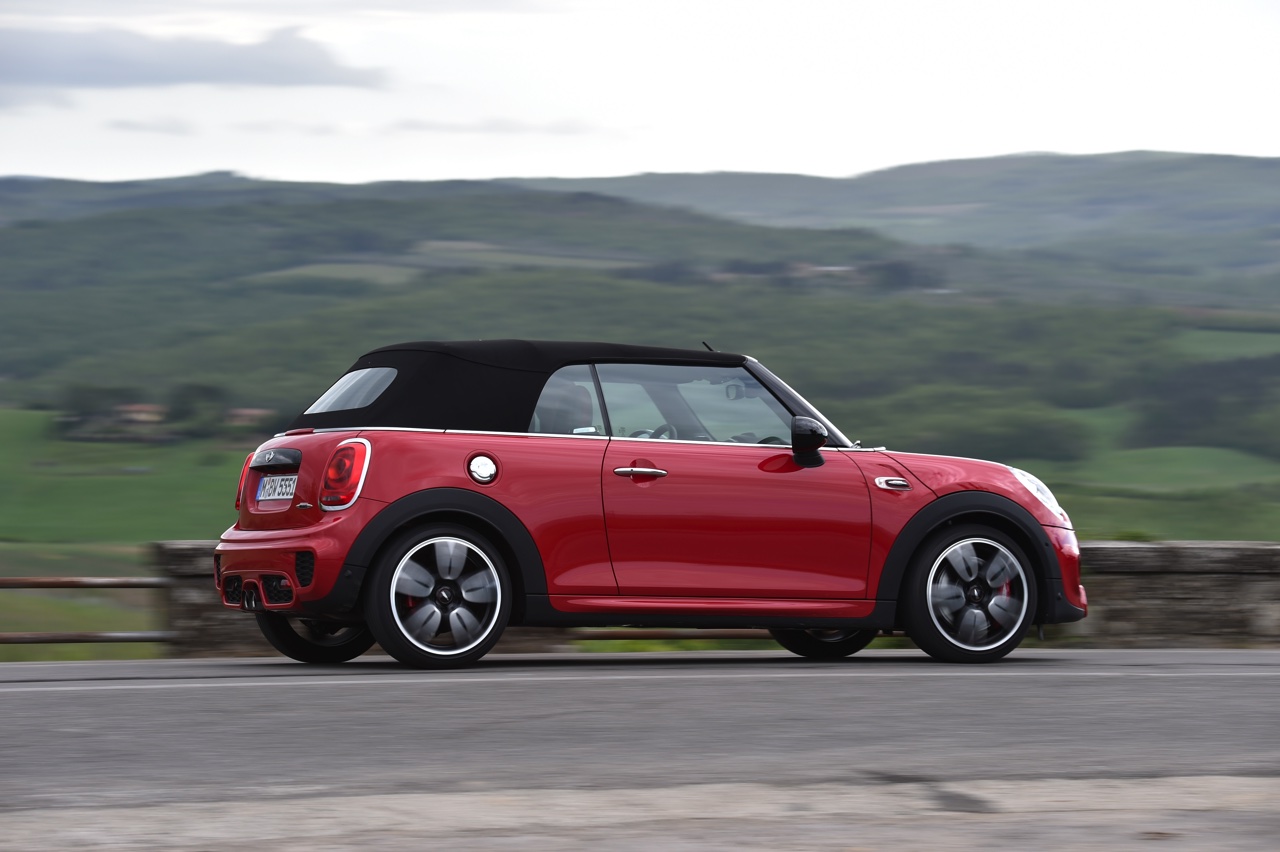 Autotest Mini John Cooper Works Cabrio. We rijden de snelste Mini in luchtige vorm naar de International Mini Meeting 2016 in Lommel. Snel uit en thuis, maximaal rijplezier.