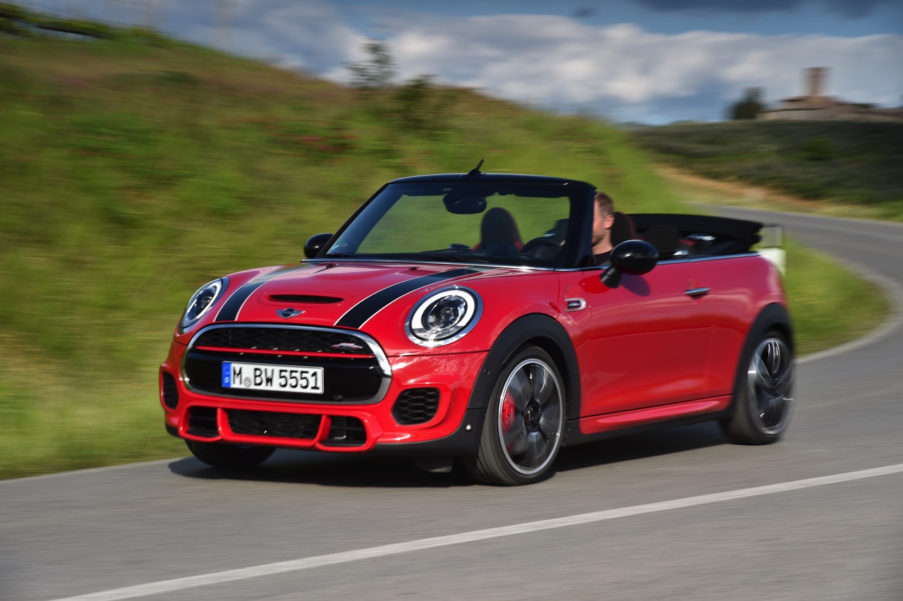 Autotest Mini John Cooper Works Cabrio. We rijden de snelste Mini in luchtige vorm naar de International Mini Meeting 2016 in Lommel. Snel uit en thuis, maximaal rijplezier.