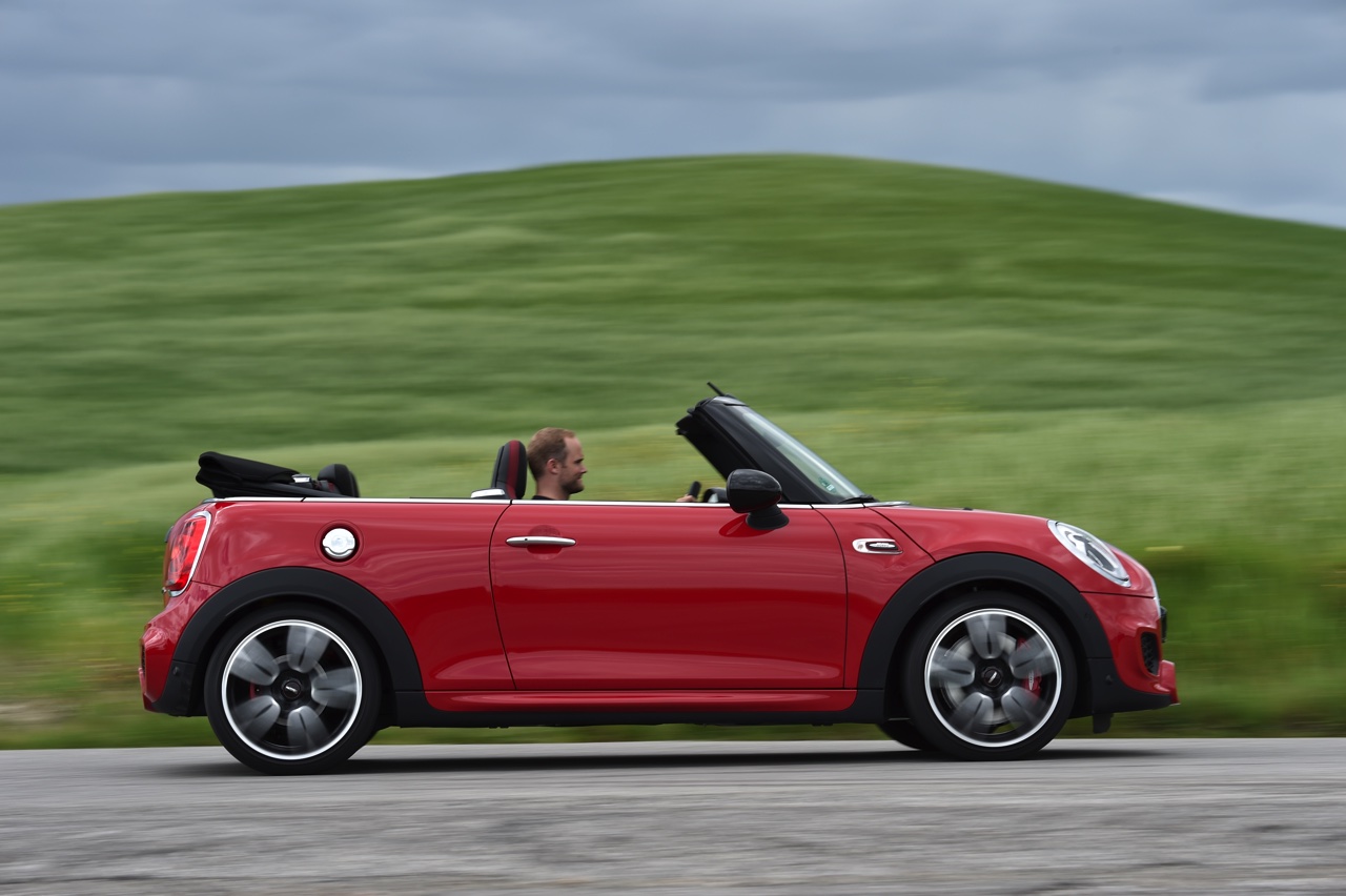 Autotest Mini John Cooper Works Cabrio. We rijden de snelste Mini in luchtige vorm naar de International Mini Meeting 2016 in Lommel. Snel uit en thuis, maximaal rijplezier.
