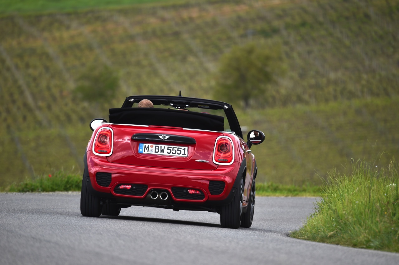 Autotest Mini John Cooper Works Cabrio. We rijden de snelste Mini in luchtige vorm naar de International Mini Meeting 2016 in Lommel. Snel uit en thuis, maximaal rijplezier.