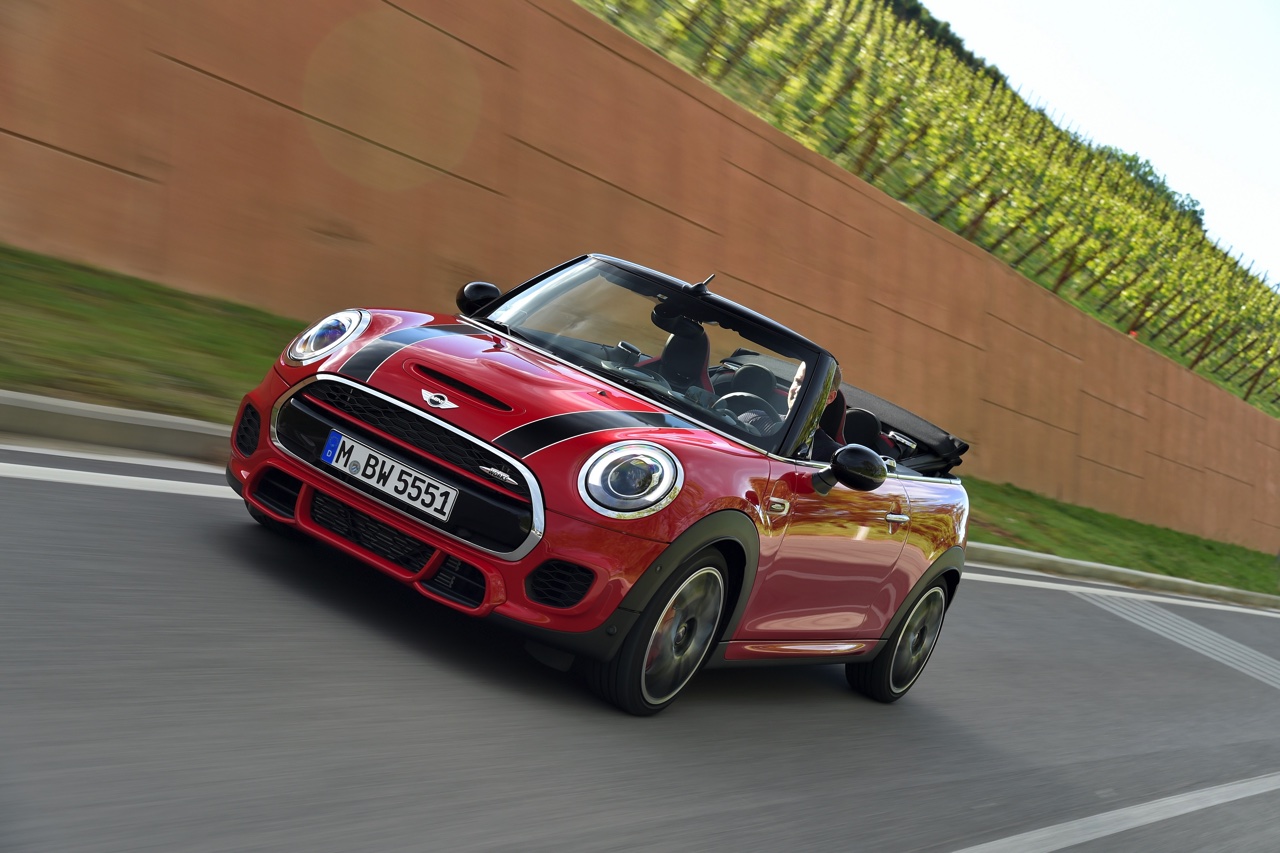 Autotest Mini John Cooper Works Cabrio. We rijden de snelste Mini in luchtige vorm naar de International Mini Meeting 2016 in Lommel. Snel uit en thuis, maximaal rijplezier.