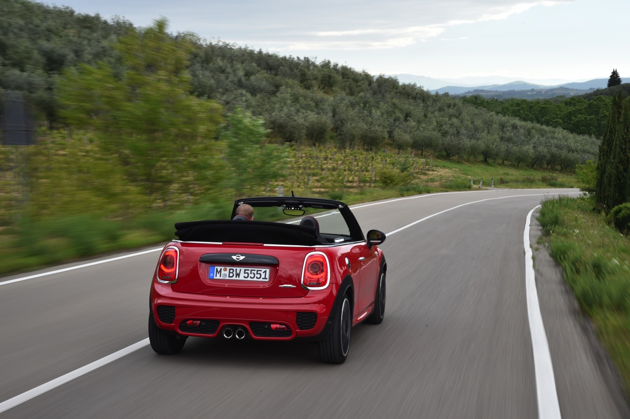 Autotest Mini John Cooper Works Cabrio. We rijden de snelste Mini in luchtige vorm naar de International Mini Meeting 2016 in Lommel. Snel uit en thuis, maximaal rijplezier.