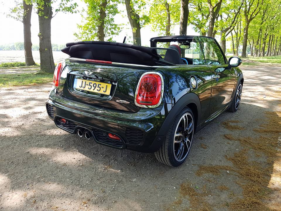 Autotest Mini John Cooper Works Cabrio. We rijden de snelste Mini in luchtige vorm naar de International Mini Meeting 2016 in Lommel. Snel uit en thuis, maximaal rijplezier.