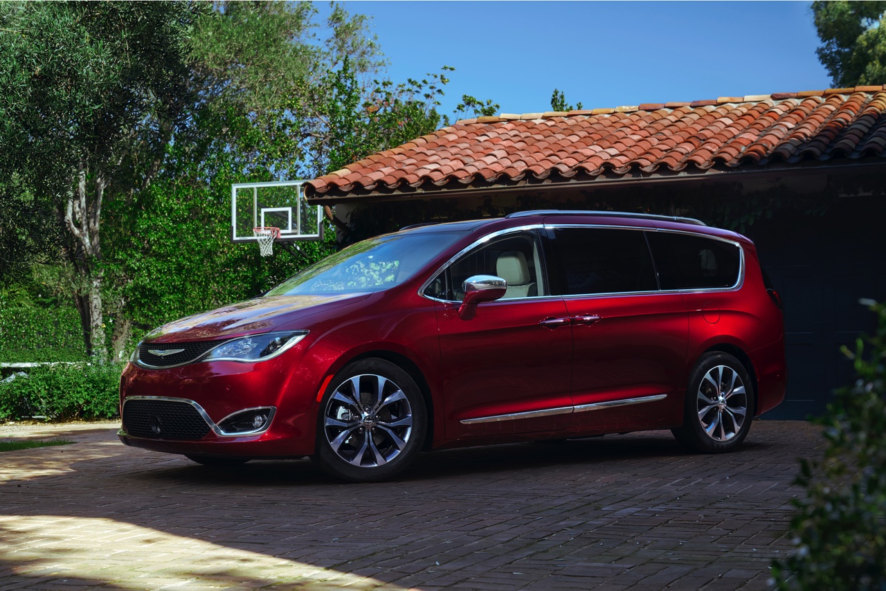 De Chrysler Town & Country en Voyager krijgen een opvolger in de vorm van een nieuwe oude bekende: de Pacifica. Als eerste MPV is deze Chrysler er ook als plug-in hybride.