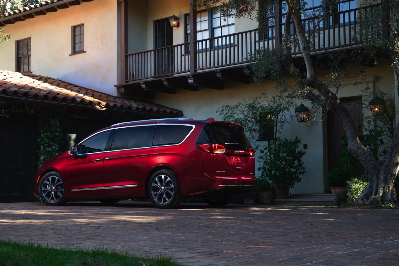 De Chrysler Town & Country en Voyager krijgen een opvolger in de vorm van een nieuwe oude bekende: de Pacifica. Als eerste MPV is deze Chrysler er ook als plug-in hybride.