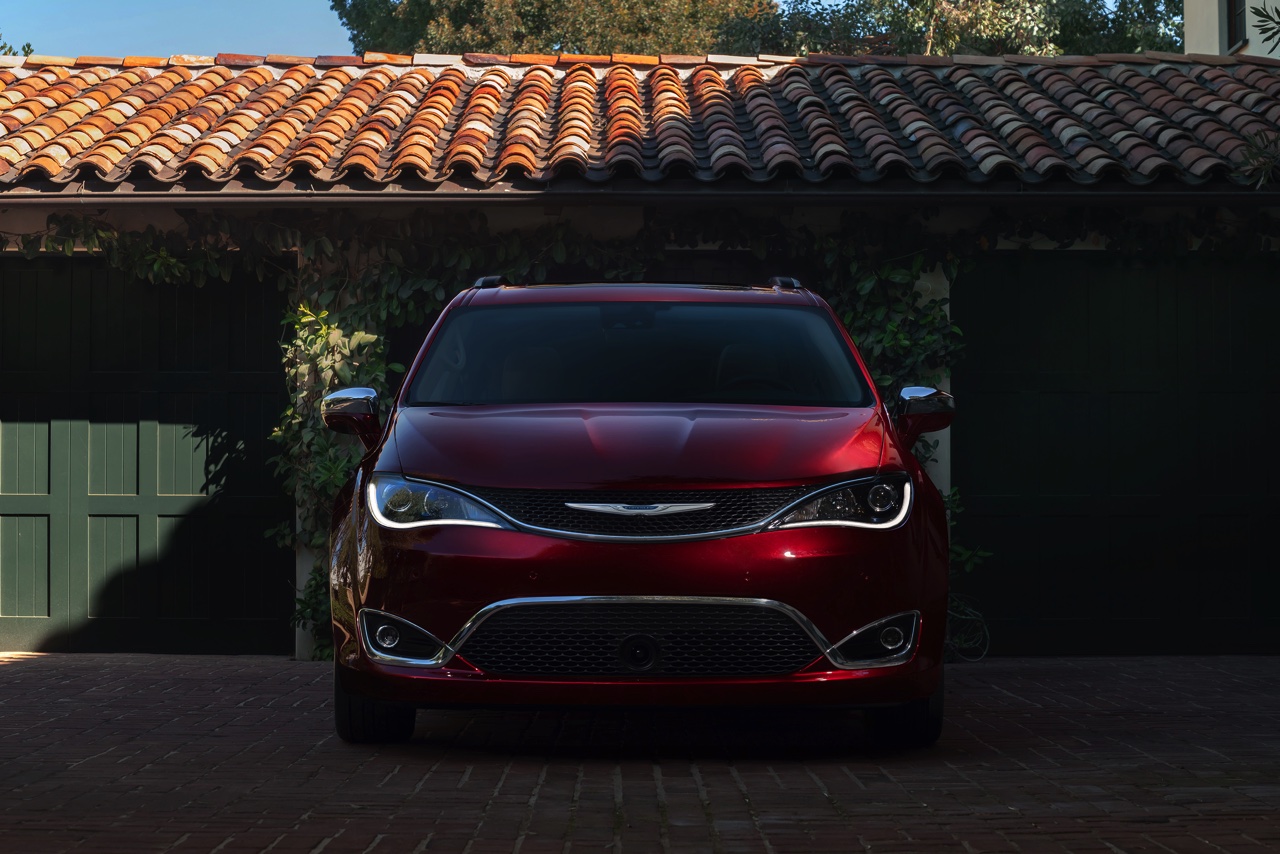 De Chrysler Town & Country en Voyager krijgen een opvolger in de vorm van een nieuwe oude bekende: de Pacifica. Als eerste MPV is deze Chrysler er ook als plug-in hybride.