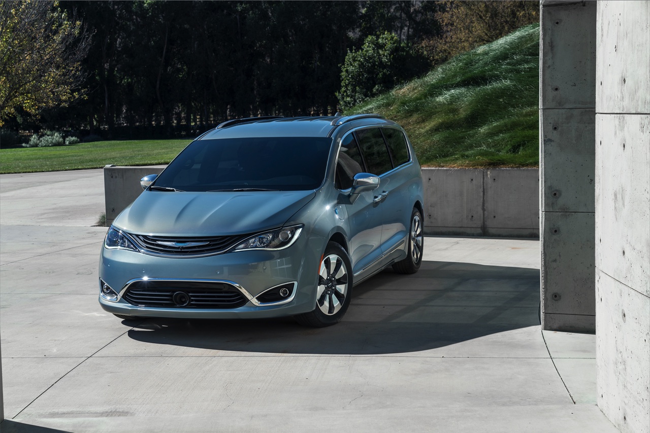 De Chrysler Town & Country en Voyager krijgen een opvolger in de vorm van een nieuwe oude bekende: de Pacifica. Als eerste MPV is deze Chrysler er ook als plug-in hybride.