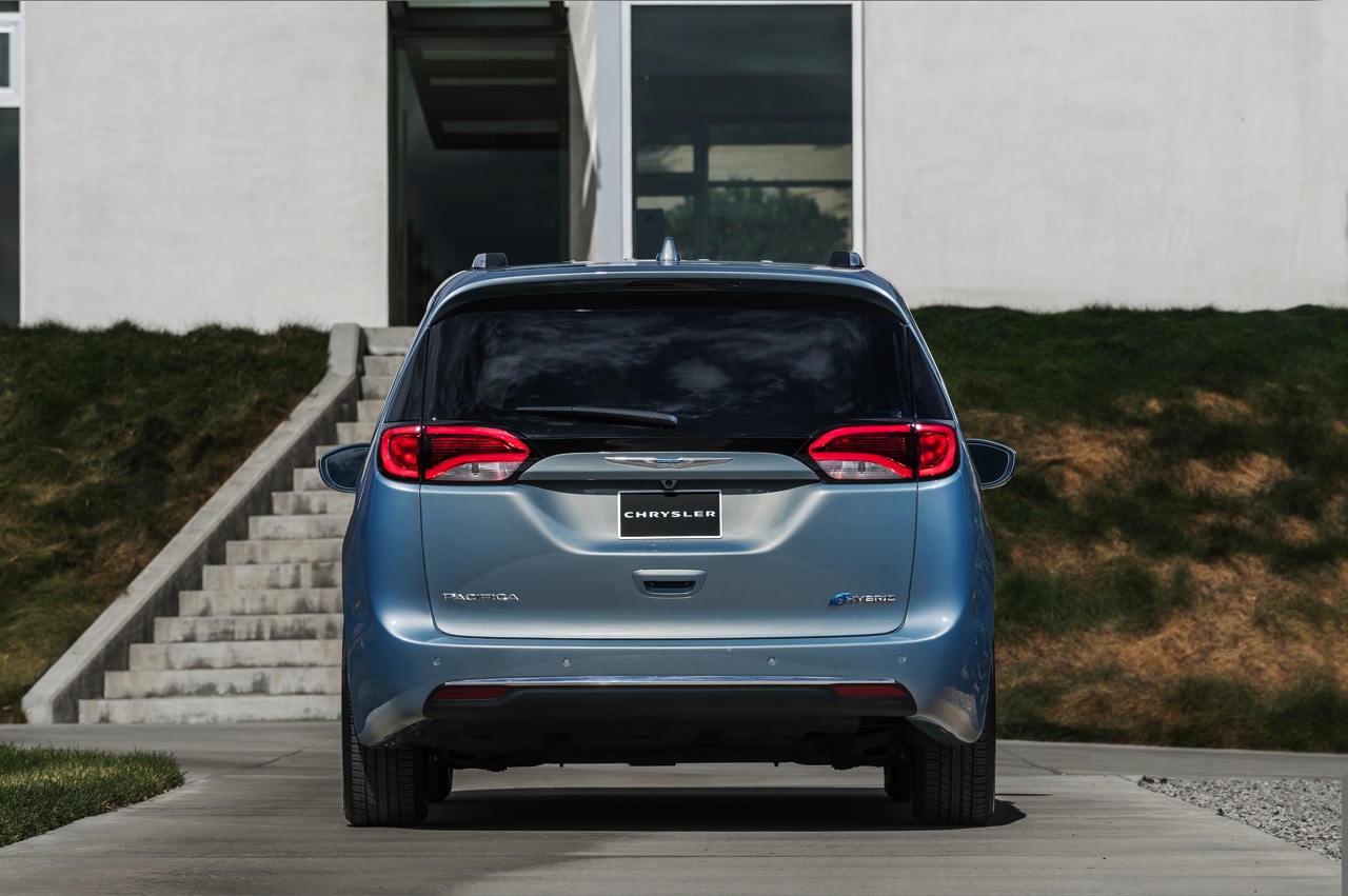 De Chrysler Town & Country en Voyager krijgen een opvolger in de vorm van een nieuwe oude bekende: de Pacifica. Als eerste MPV is deze Chrysler er ook als plug-in hybride.