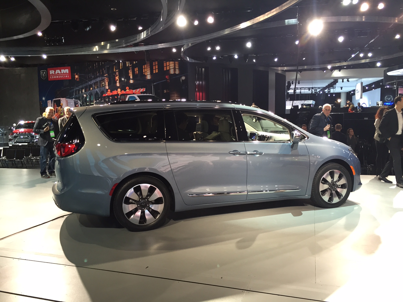 De Chrysler Town & Country en Voyager krijgen een opvolger in de vorm van een nieuwe oude bekende: de Pacifica. Als eerste MPV is deze Chrysler er ook als plug-in hybride.