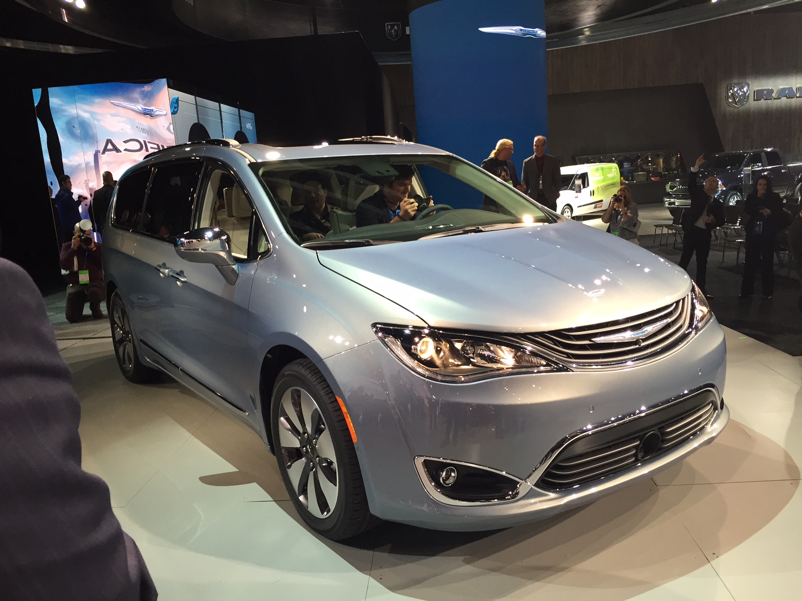 De Chrysler Town & Country en Voyager krijgen een opvolger in de vorm van een nieuwe oude bekende: de Pacifica. Als eerste MPV is deze Chrysler er ook als plug-in hybride.