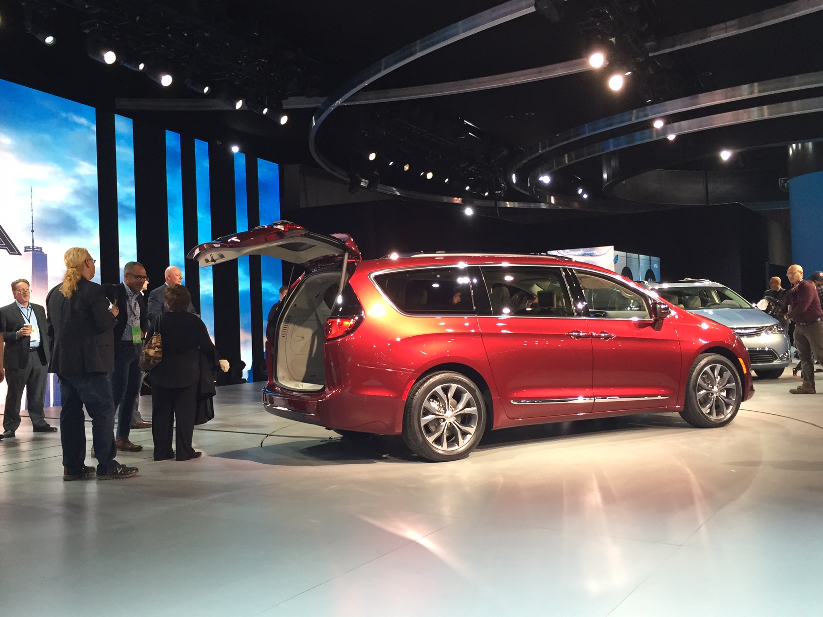 De Chrysler Town & Country en Voyager krijgen een opvolger in de vorm van een nieuwe oude bekende: de Pacifica. Als eerste MPV is deze Chrysler er ook als plug-in hybride.