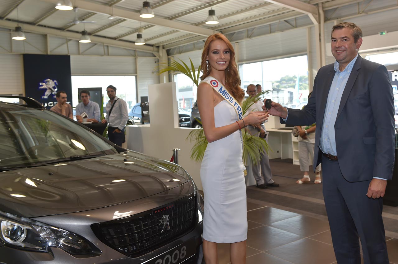 Misse France 2018 heeft een nieuwe Peugeot 2008 SUV in ontvangst genomen.