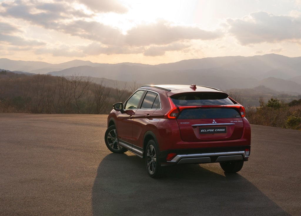 Mitsubishi heeft het doek getrokken van de Eclipse Cross, de volledig nieuwe SUV van het merk. Wat heeft het nieuwe broertje van de ASX en Outlander in zijn mars?