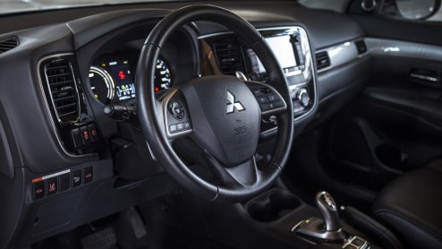 Autotest Mitsubishi Outlander PHEV, die vooral vanwege fiscale cadeautjes de deur uit vliegt maar ook duidelijk comfortabele kwaliteiten heeft.