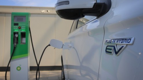 Autotest Mitsubishi Outlander PHEV, die vooral vanwege fiscale cadeautjes de deur uit vliegt maar ook duidelijk comfortabele kwaliteiten heeft.