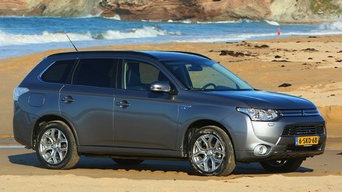 Autotest Mitsubishi Outlander PHEV, die vooral vanwege fiscale cadeautjes de deur uit vliegt maar ook duidelijk comfortabele kwaliteiten heeft.