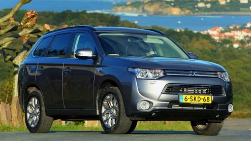 Autotest Mitsubishi Outlander PHEV, die vooral vanwege fiscale cadeautjes de deur uit vliegt maar ook duidelijk comfortabele kwaliteiten heeft.