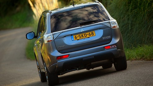 Autotest Mitsubishi Outlander PHEV, die vooral vanwege fiscale cadeautjes de deur uit vliegt maar ook duidelijk comfortabele kwaliteiten heeft.