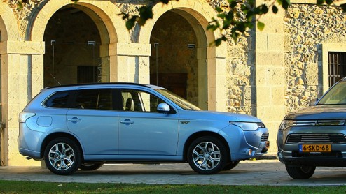 Autotest Mitsubishi Outlander PHEV, die vooral vanwege fiscale cadeautjes de deur uit vliegt maar ook duidelijk comfortabele kwaliteiten heeft.