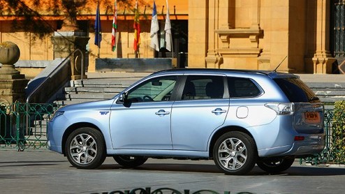 Autotest Mitsubishi Outlander PHEV, die vooral vanwege fiscale cadeautjes de deur uit vliegt maar ook duidelijk comfortabele kwaliteiten heeft.
