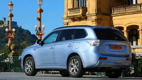 Autotest Mitsubishi Outlander PHEV, die vooral vanwege fiscale cadeautjes de deur uit vliegt maar ook duidelijk comfortabele kwaliteiten heeft.
