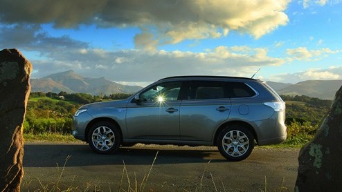 Autotest Mitsubishi Outlander PHEV, die vooral vanwege fiscale cadeautjes de deur uit vliegt maar ook duidelijk comfortabele kwaliteiten heeft.